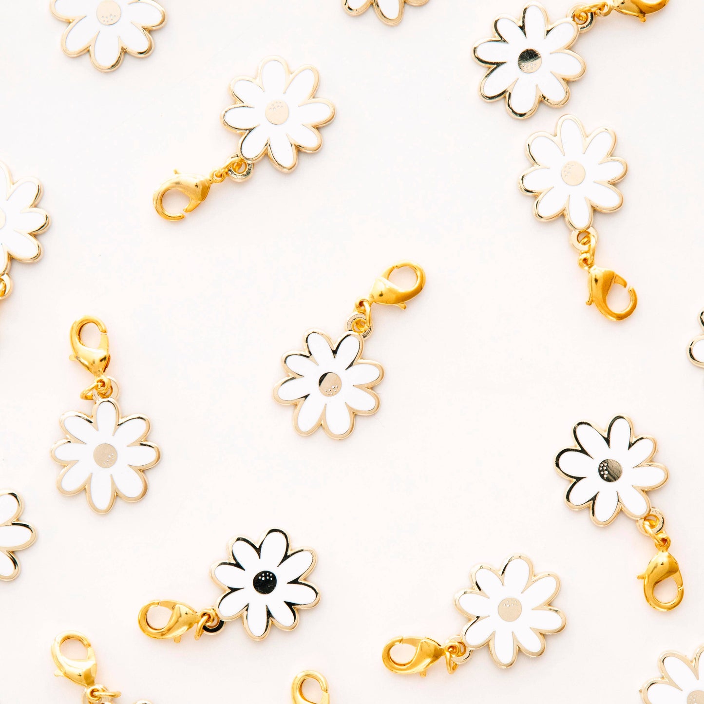 Sarah Hearts - White Daisy Enamel Removable Zipper Charm