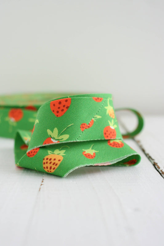 Bessie Pearl Binding Co - 2.5" Bias Quilt Binding Strawberries, Heather Ross by the yard