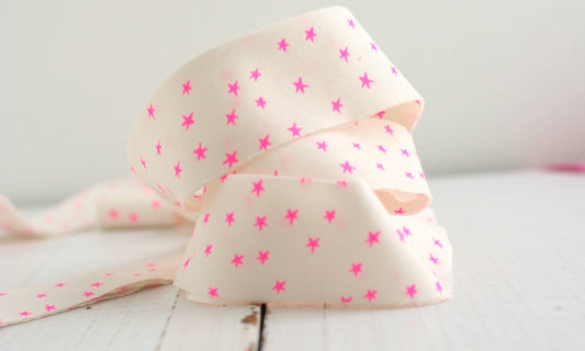 Bessie Pearl Binding Co - 2.5" Bias Quilt Binding for Sewing, Starry Neon Pink by the yard