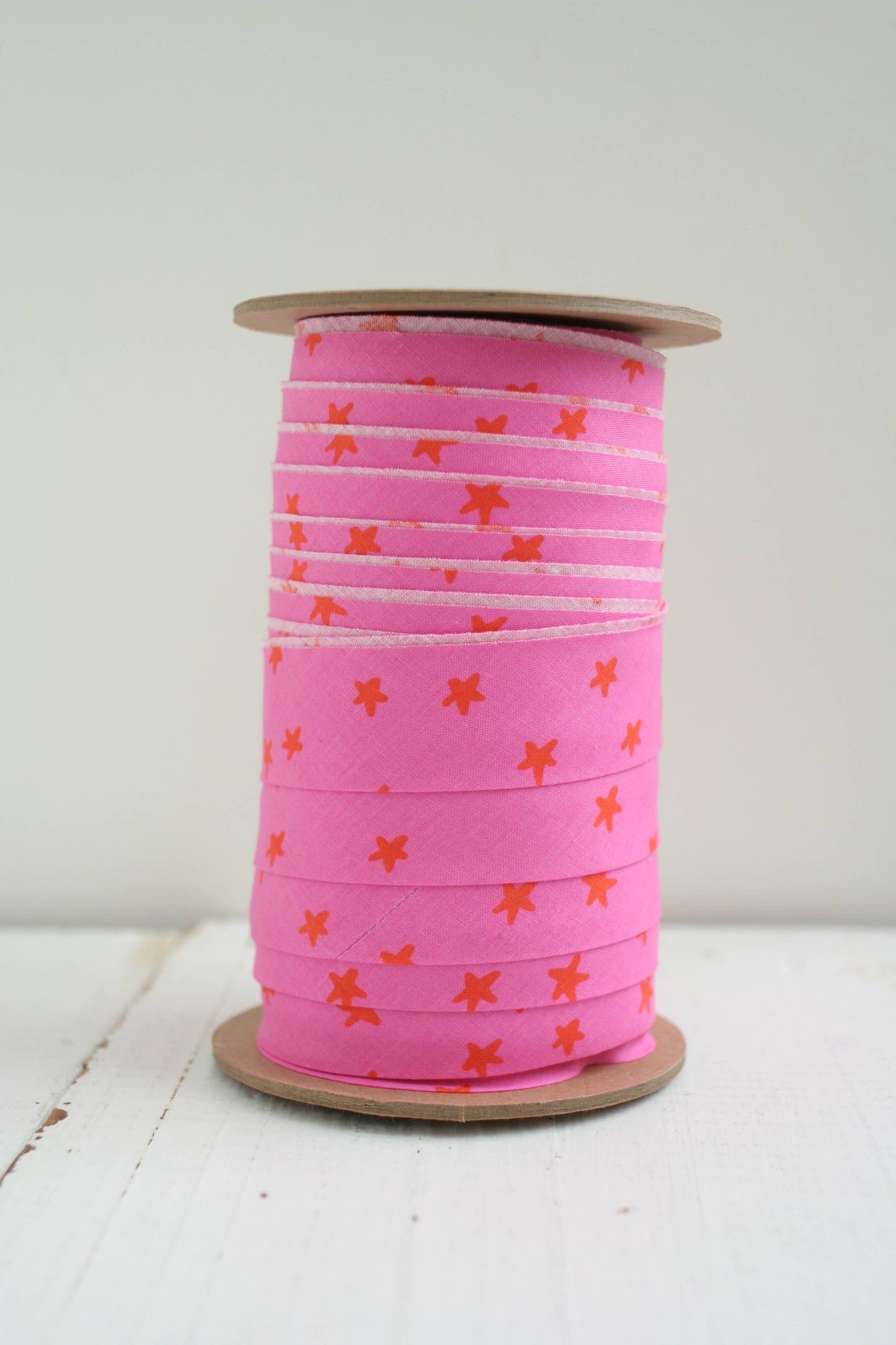 Bessie Pearl Binding Co - 2.5" Bias Quilt Binding, Starry Vivid Pink by the yard