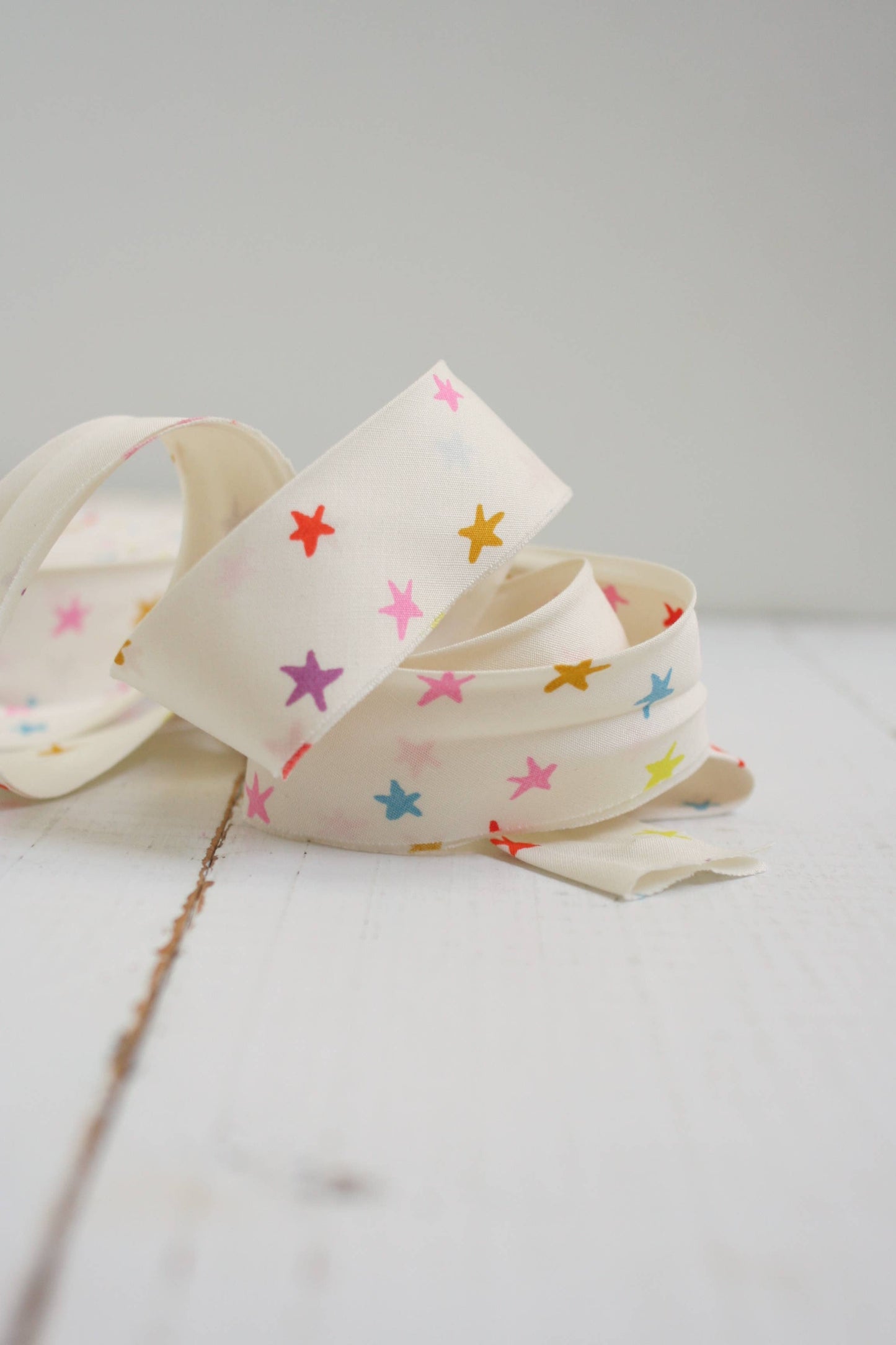 Bessie Pearl Binding Co - 2.5" Bias Quilt Binding for Sewing, Starry Multi by the yard