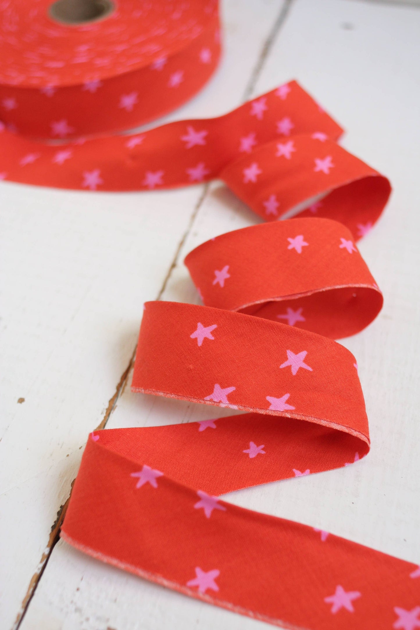 Bessie Pearl Binding Co - 2.5" Bias Quilt Binding for Quilts and Bags, Starry Warm Red by the yard
