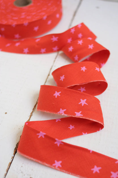 Bessie Pearl Binding Co - 2.5" Bias Quilt Binding for Quilts and Bags, Starry Warm Red by the yard