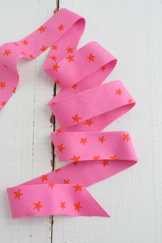 Bessie Pearl Binding Co - 2.5" Bias Quilt Binding, Starry Vivid Pink by the yard