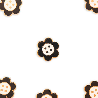 Sarah Hearts - Daisy Button Magnetic Needle Minder