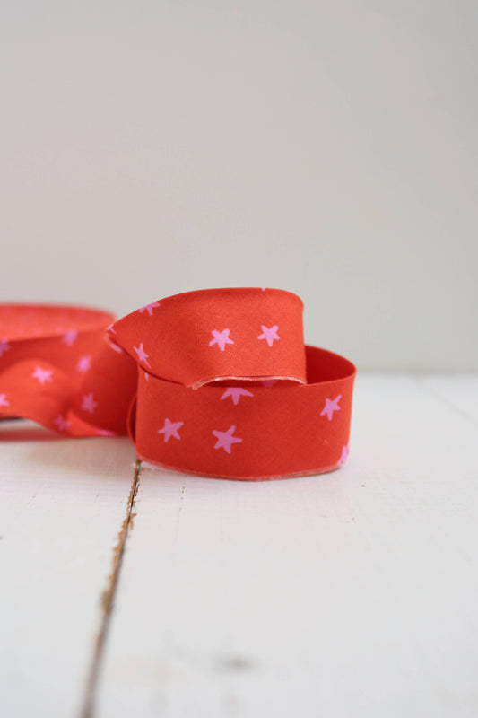 Bessie Pearl Binding Co - 2.5" Bias Quilt Binding for Quilts and Bags, Starry Warm Red by the yard