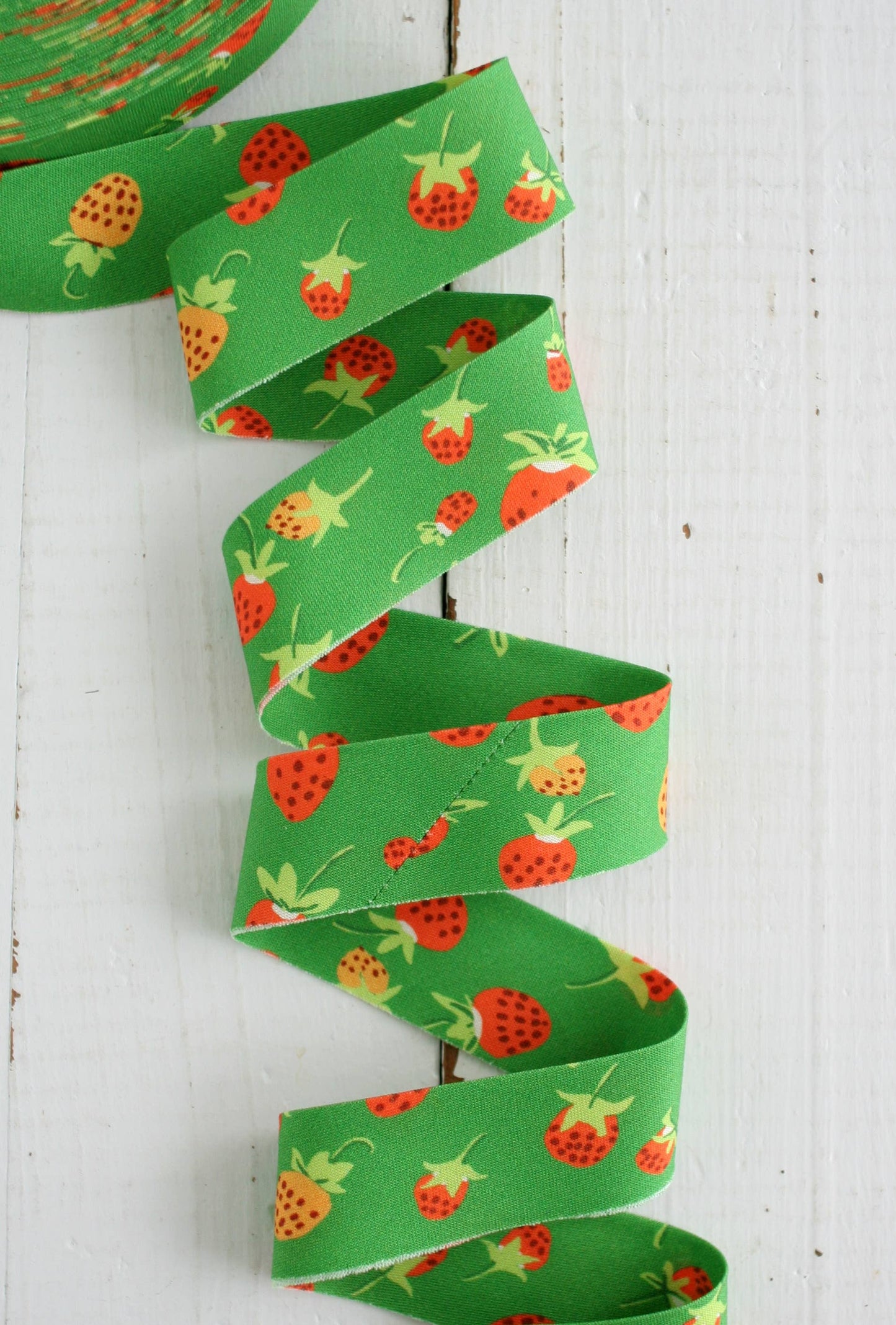 Bessie Pearl Binding Co - 2.5" Bias Quilt Binding Strawberries, Heather Ross by the yard