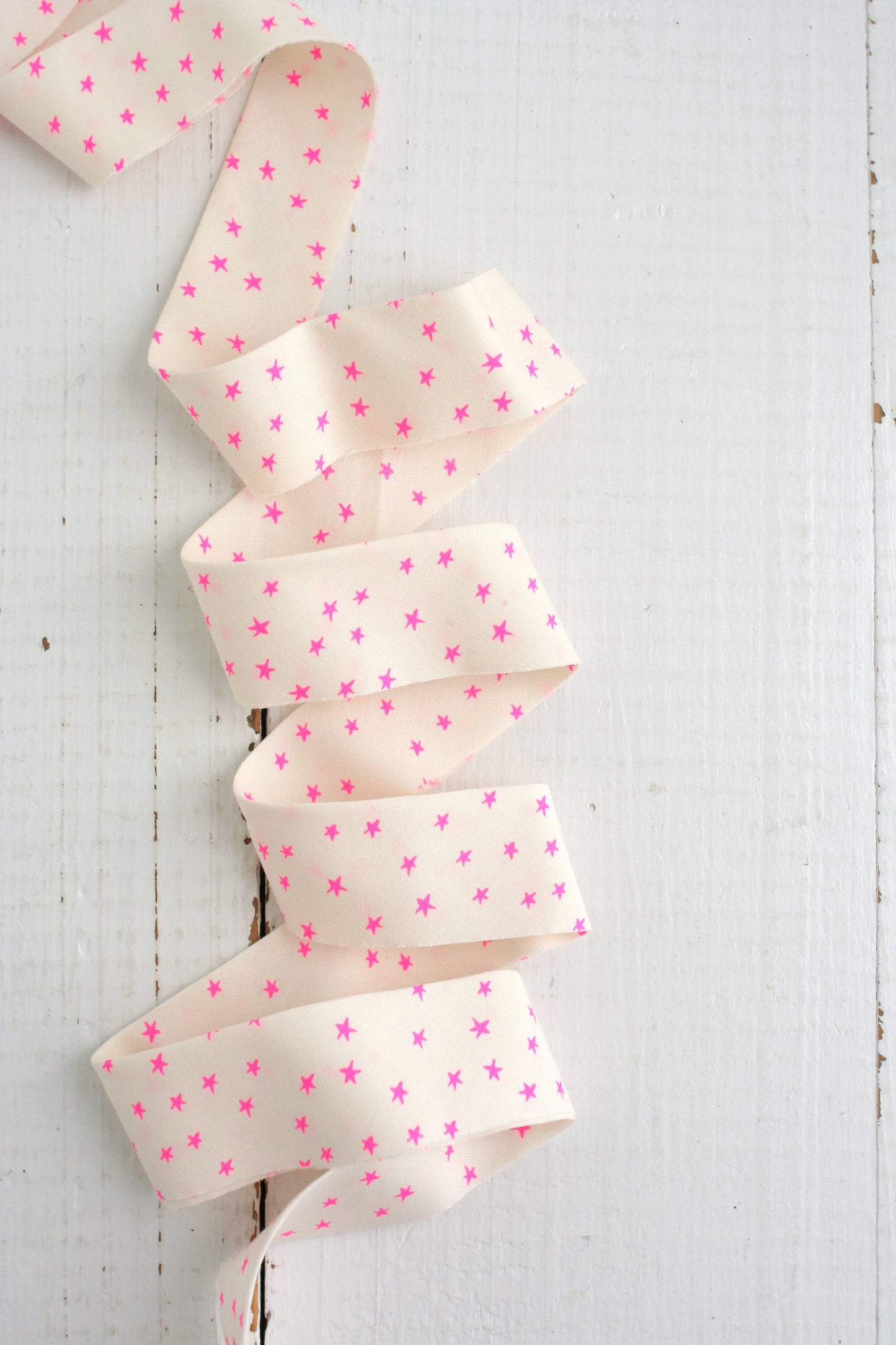 Bessie Pearl Binding Co - 2.5" Bias Quilt Binding for Sewing, Starry Neon Pink by the yard