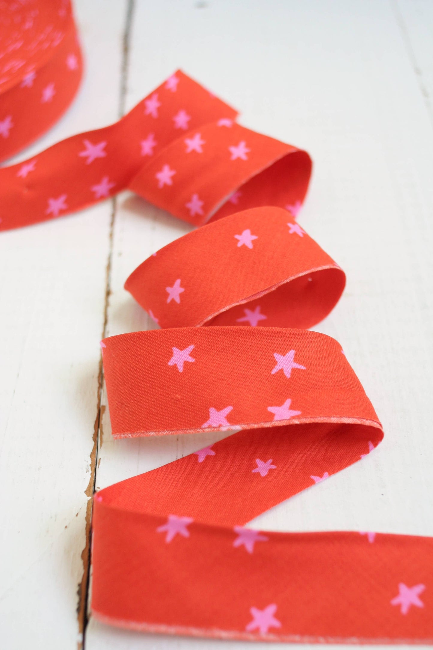 Bessie Pearl Binding Co - 2.5" Bias Quilt Binding for Quilts and Bags, Starry Warm Red by the yard